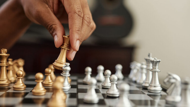 šaha figūras, galdiņš