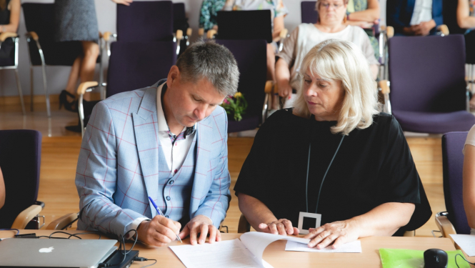 Deputāti paraksta memorandu