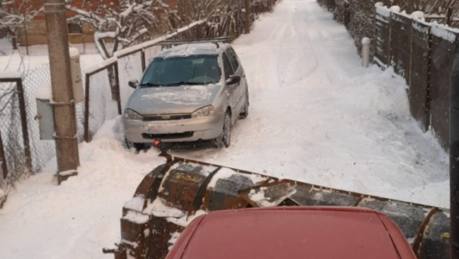 šauras ielas. transports traucē ielu tīrītājiem