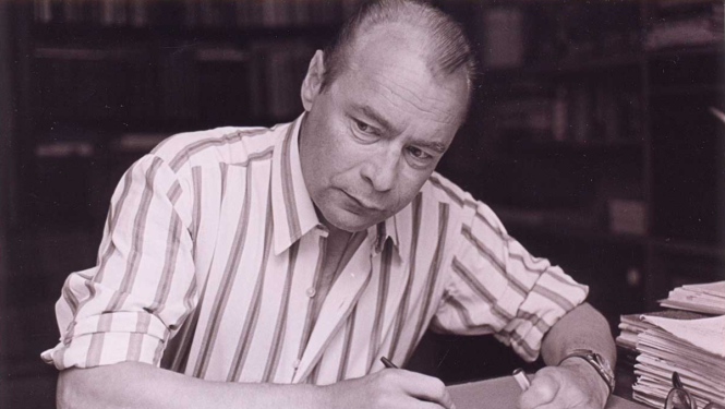 Ojārs Vācietis savā darba kabinetā