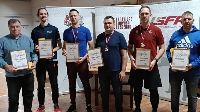 Carnikavietis Valdis Čunka, otrais no labās