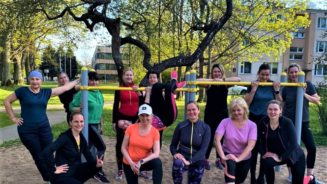 vingrotāji ārā pie vingrošanas stieņa