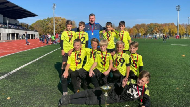 Treneru Ivara Zvirbuļa un Gata Zankovska apvienotās futbola komandas no Carnikavas un Ādažiem