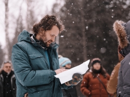 Filmēšanas procesā pie Ziemassvētku kauju muzeja. “Dvēseļu putenim” Dzintars Dreibergs ar komandu veltīja sešus gadus. Foto: Raimonds Birkenfelds