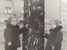 Dainis Zvirbulis (no labās) ar dvīņubrāli