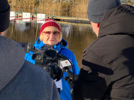 Ziemas peldētāja Līga Saulīte sniedz interviju TV