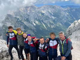 Sacensības Slovēnijā Ainārs ar "Kāpas" biedriem apvienoja ar kāpšanu valsts augstākajā kalnu virsotnē Triglavā (2864 metri virs jūras līmeņa)