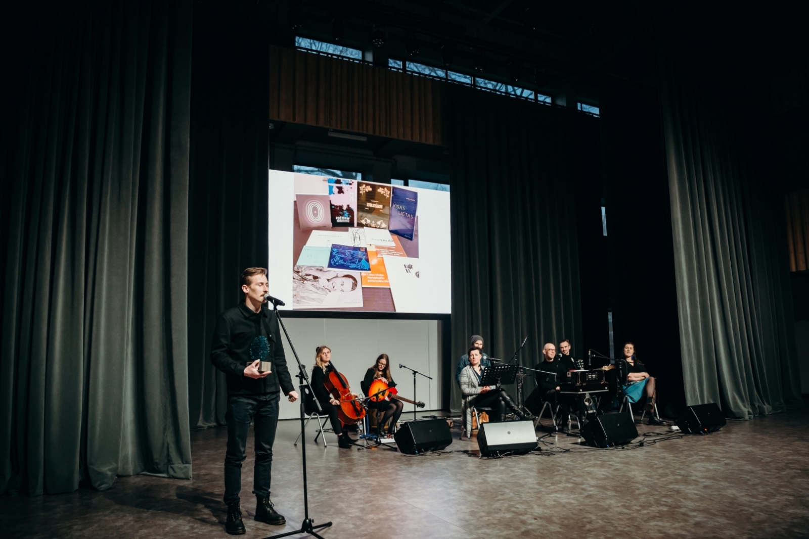 Foto: Ojāra Vācieša literāro prēmiju dzejā saņem Henriks Eliass Zēgners 6