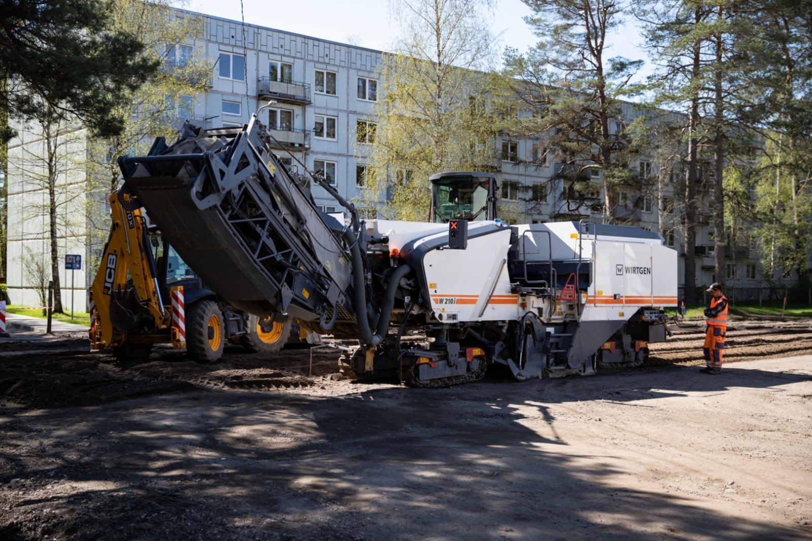 FOTO: Uzsākta Kadagas autobusu galapunkta laukuma atjaunošana