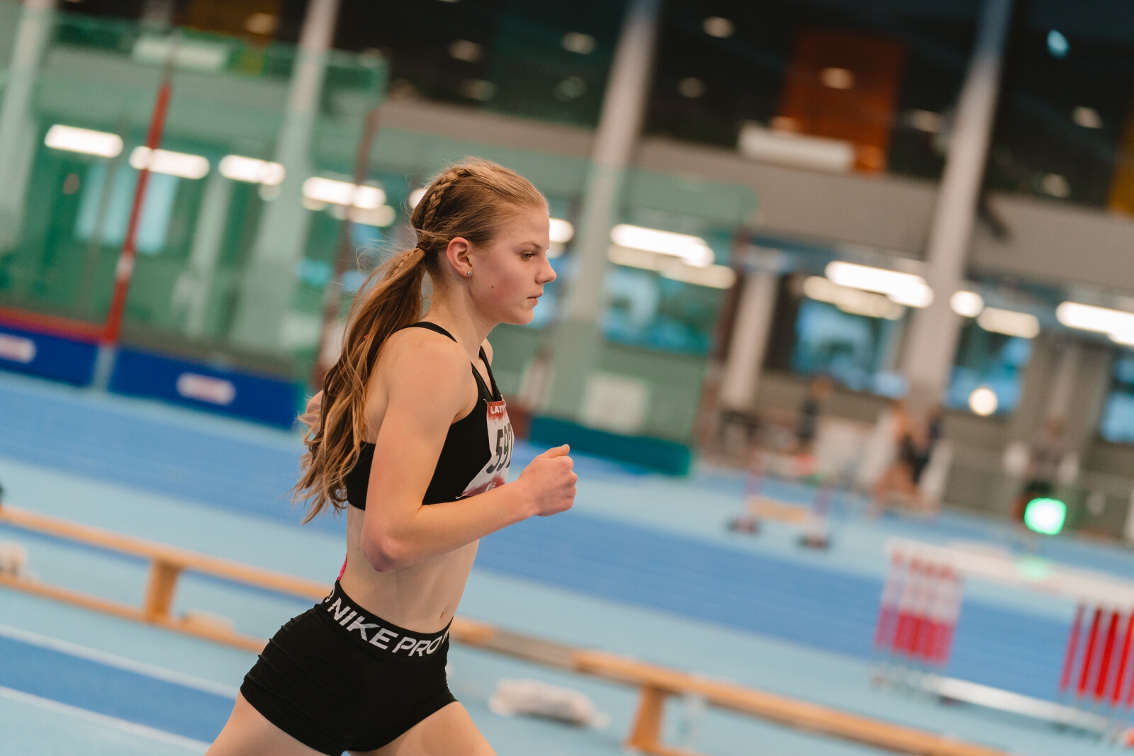 Laura Ozola izcīna Latvijas čempiones titulu 2000 metru kavēkļu skrējienā U-18 grupā