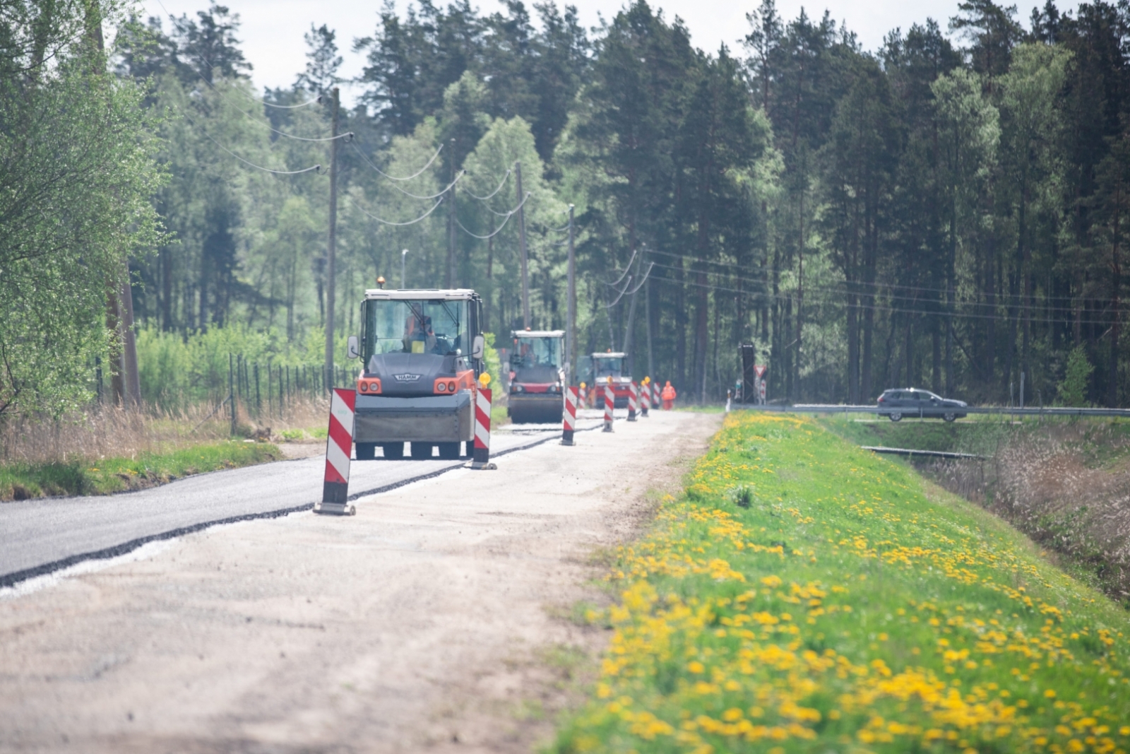 FOTO: Uzsākta Laveru ceļa asfaltēšana