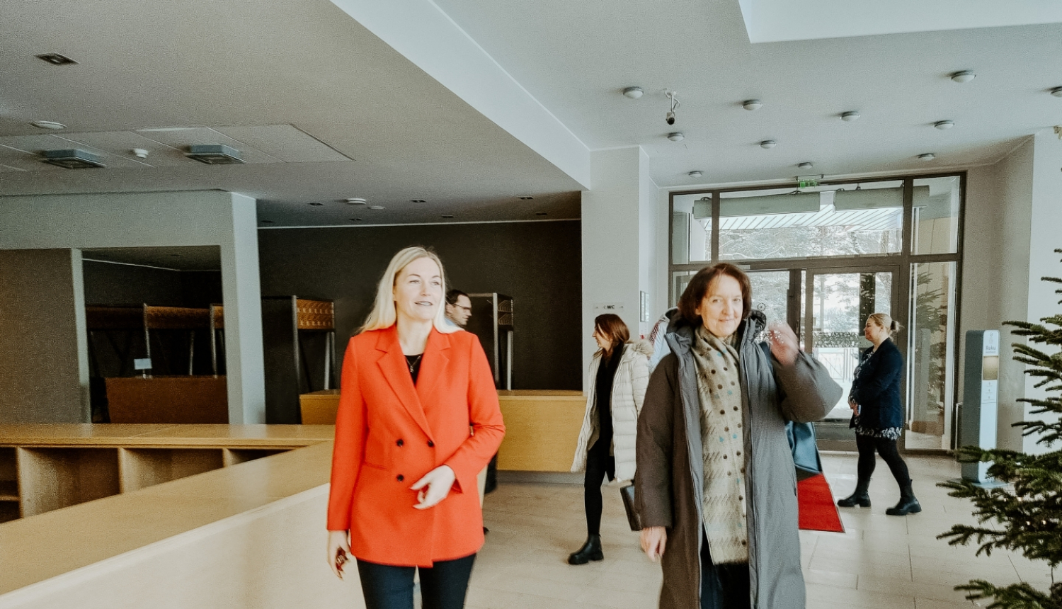 divas dāmas gaitenī, iet