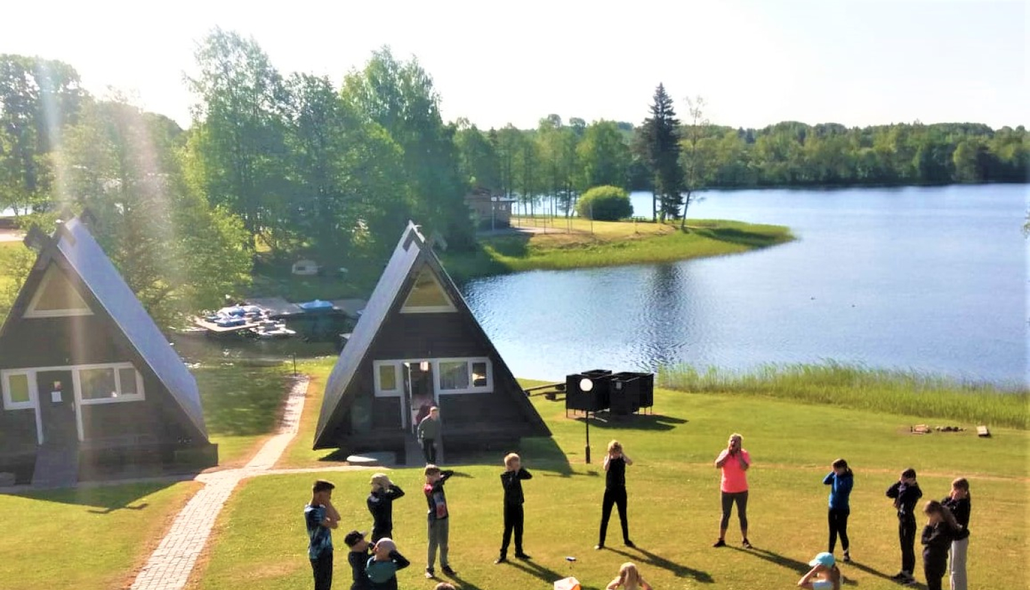 Bērni vingro brīvā dabā vasarā