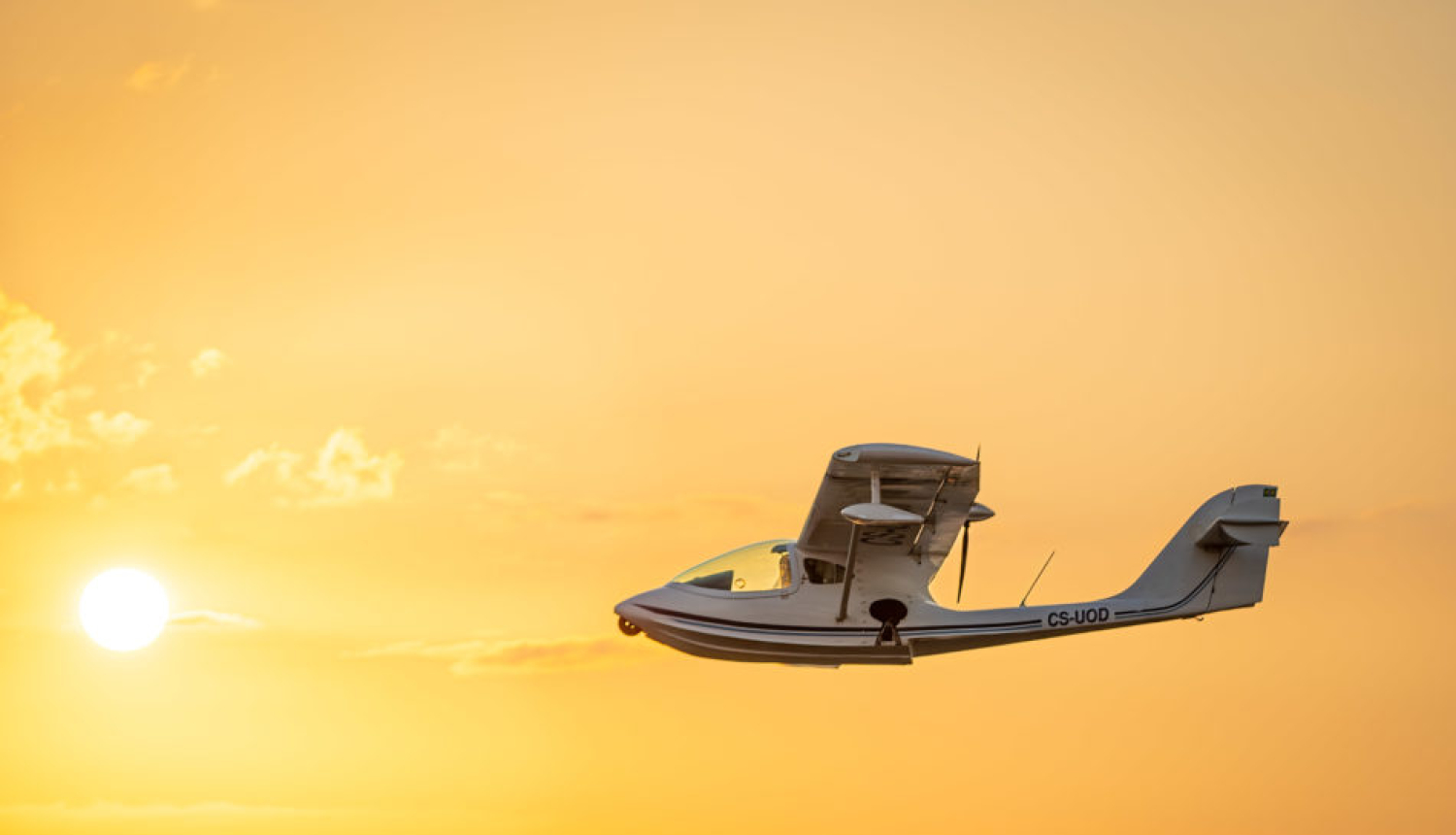 Fotokonkursā “Mans Ādažu novads” pirmo vietu iegūst Aleksandrs Jazemovs ar fotogrāfiju “Vieglā lidmašīna saulrieta debesīs”