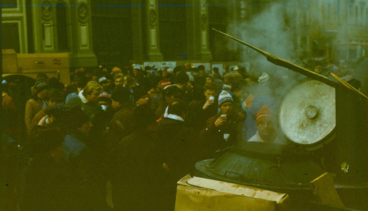 barikādes, cilvēki pūlī