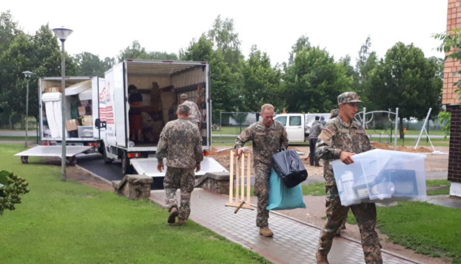 Nacionālo bruņoto spēku karavīri palīdz Ādažu bērnudārzam pārcelties uz pagaidu mājvietu Ādažu vidusskolā