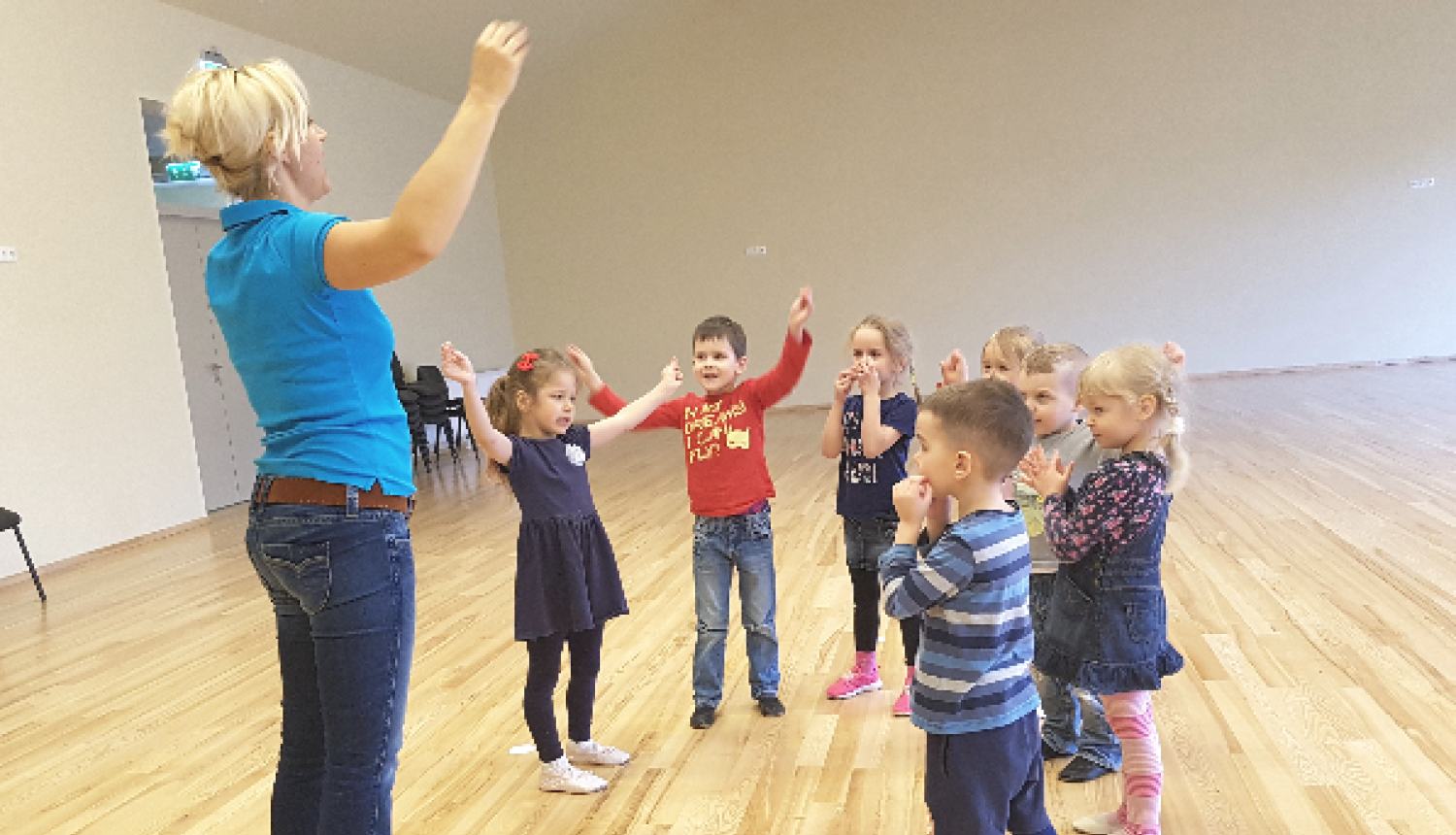 Pašu gatavoti mūzikas instrumenti, dziesmas un vingrošana palīdz mazajiem ādažniekiem stiprināt veselību Ādažu bērnudārzā!