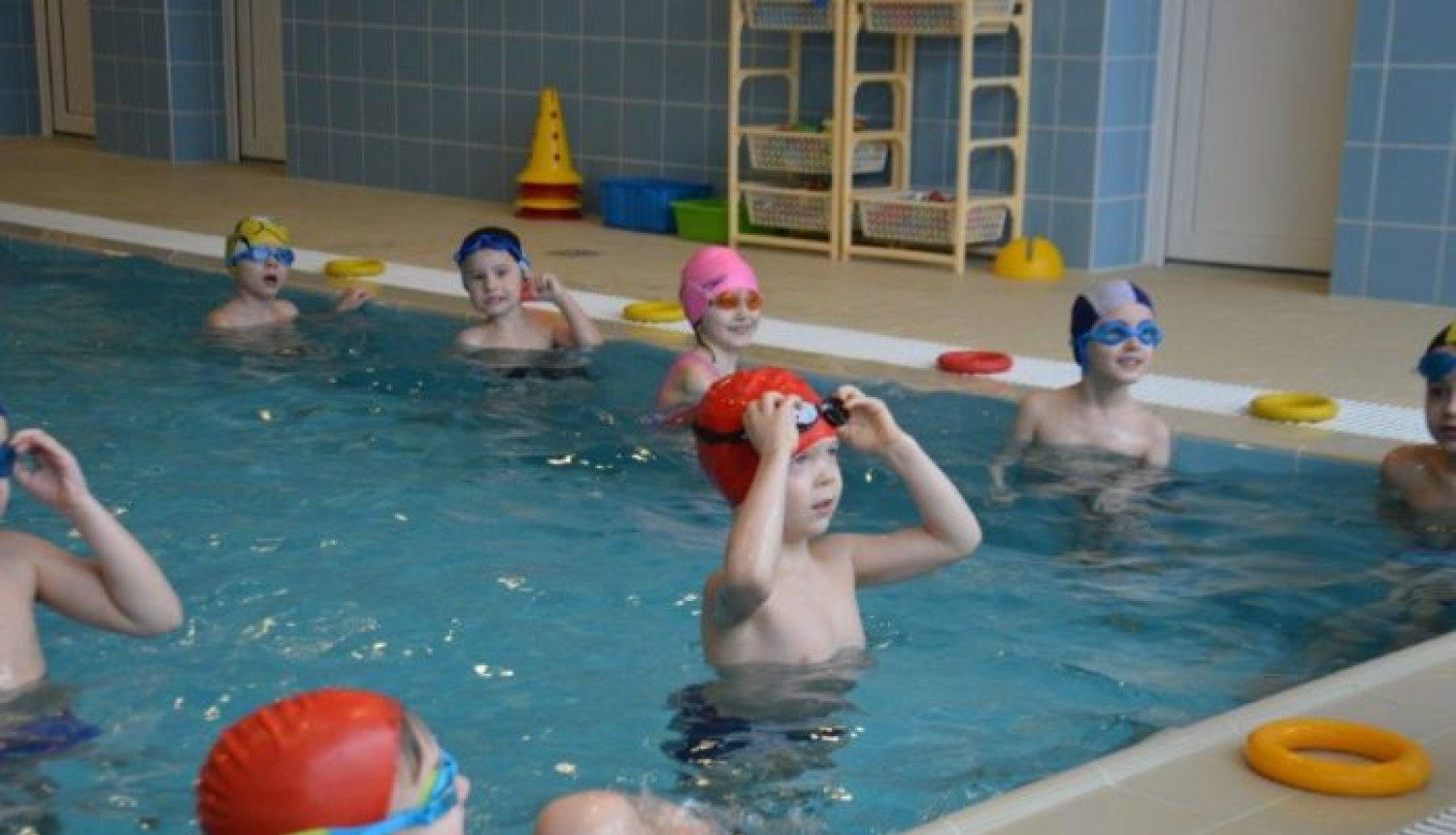 Ar bērnu čalām un ūdens šļakstiem atklāta pirmā veselības veicināšanas projekta aktivitāte