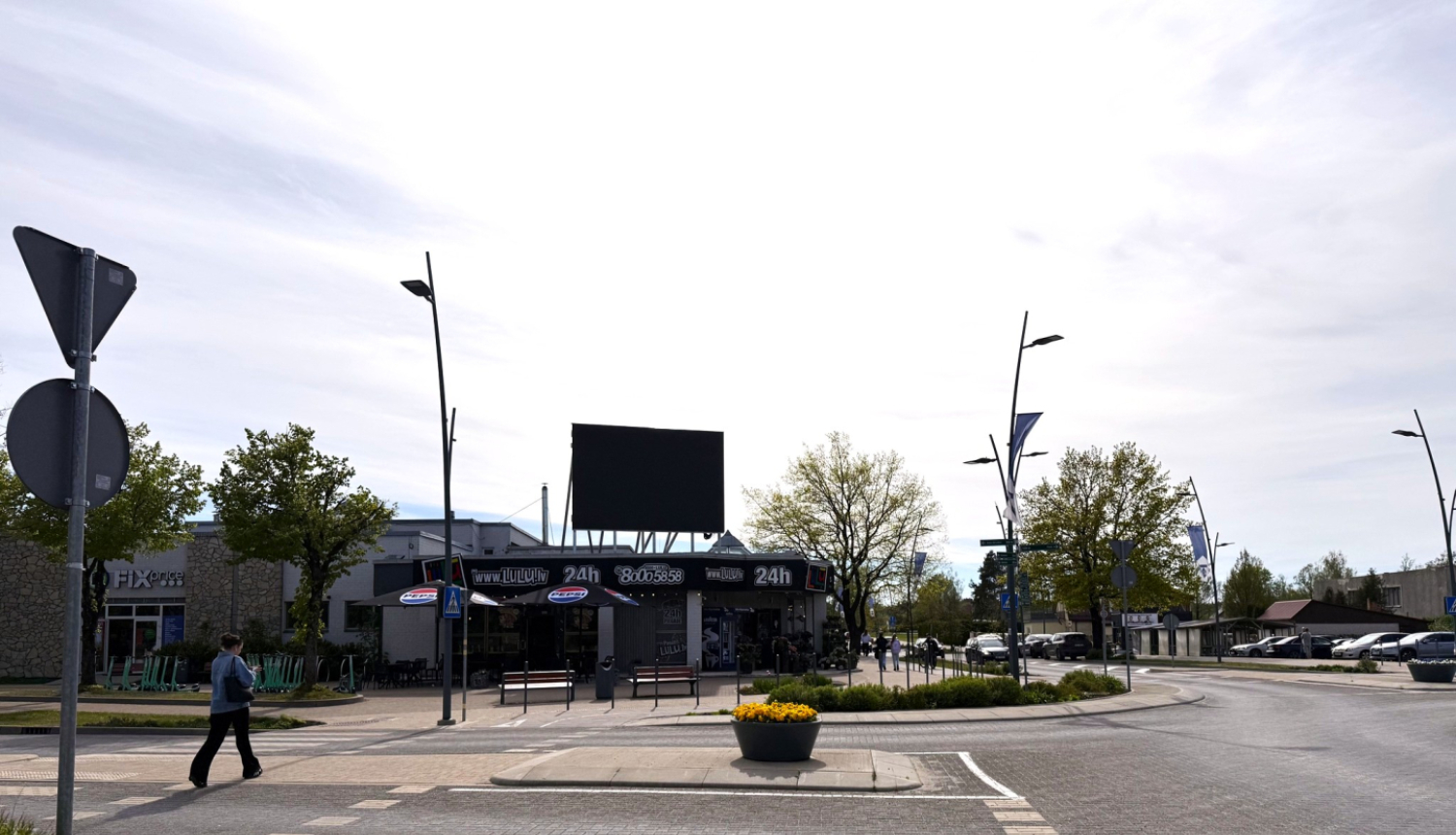 Ādaži_pilsēta_aplis pie ziedu veikala