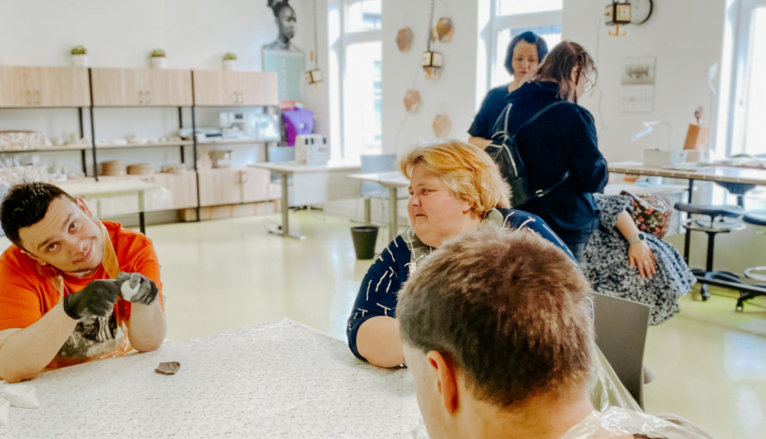 Atvēto durvju diena Carnikavā, specializētajās darbnīcās, cilvēki nodarbojas ar rokdarbiem un smaida