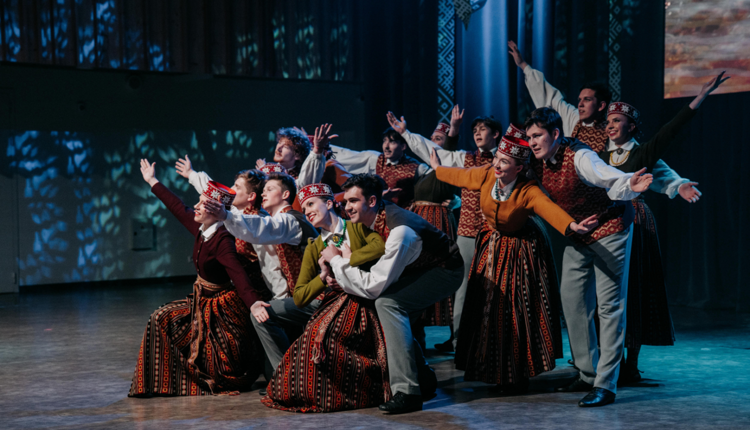 Tautas deju dejotāji Zemgales tautas tērpos, vienotā "fotomiklī"