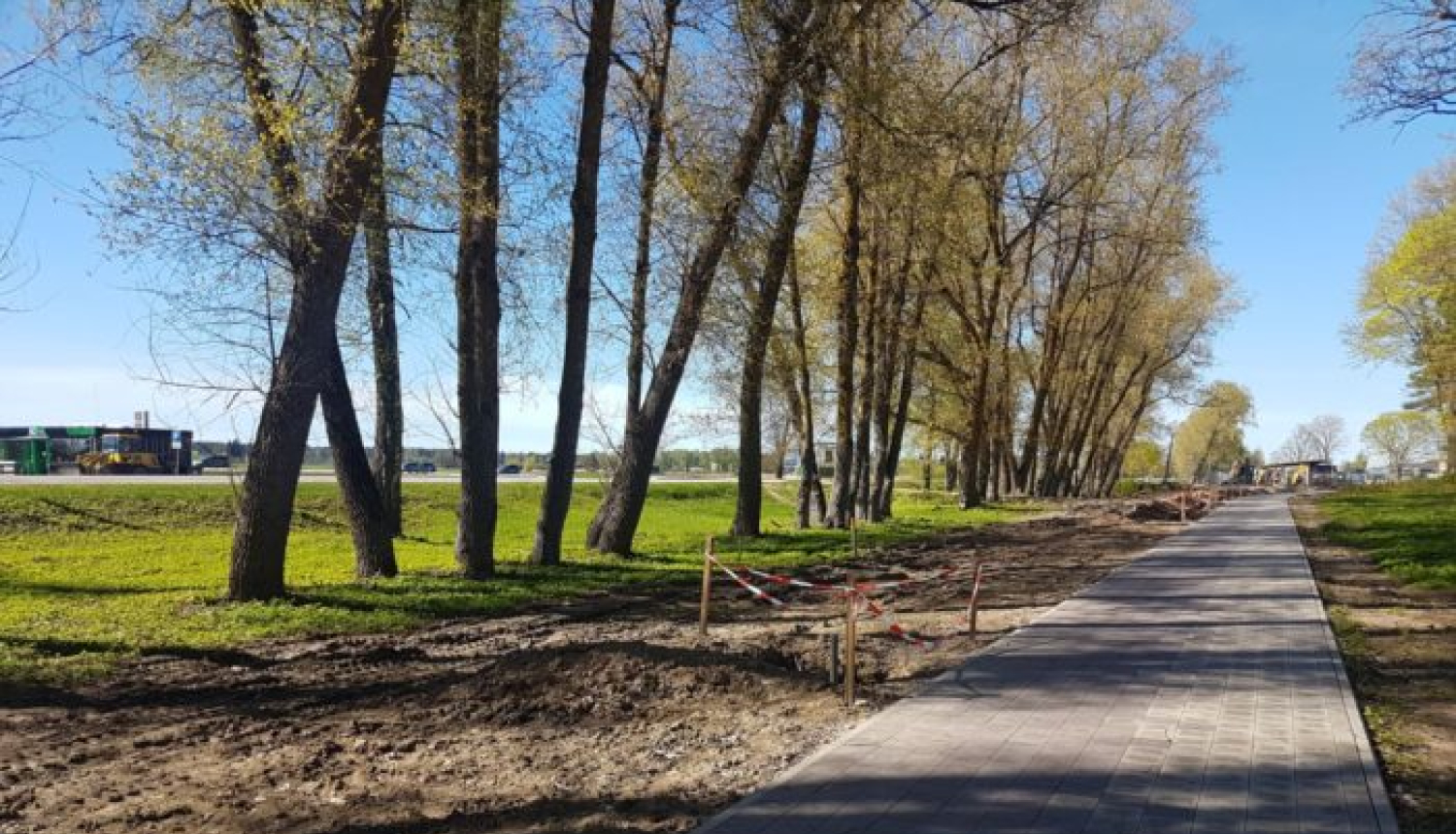 Muižas ielā notiek apvienotā gājēju un velo celiņa izbūve
