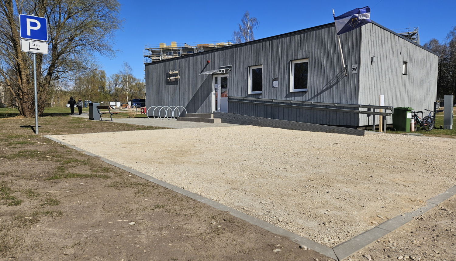 bērnu un jauniešu centrs ādažos_jaunais stāvlaukums_velostatīvi