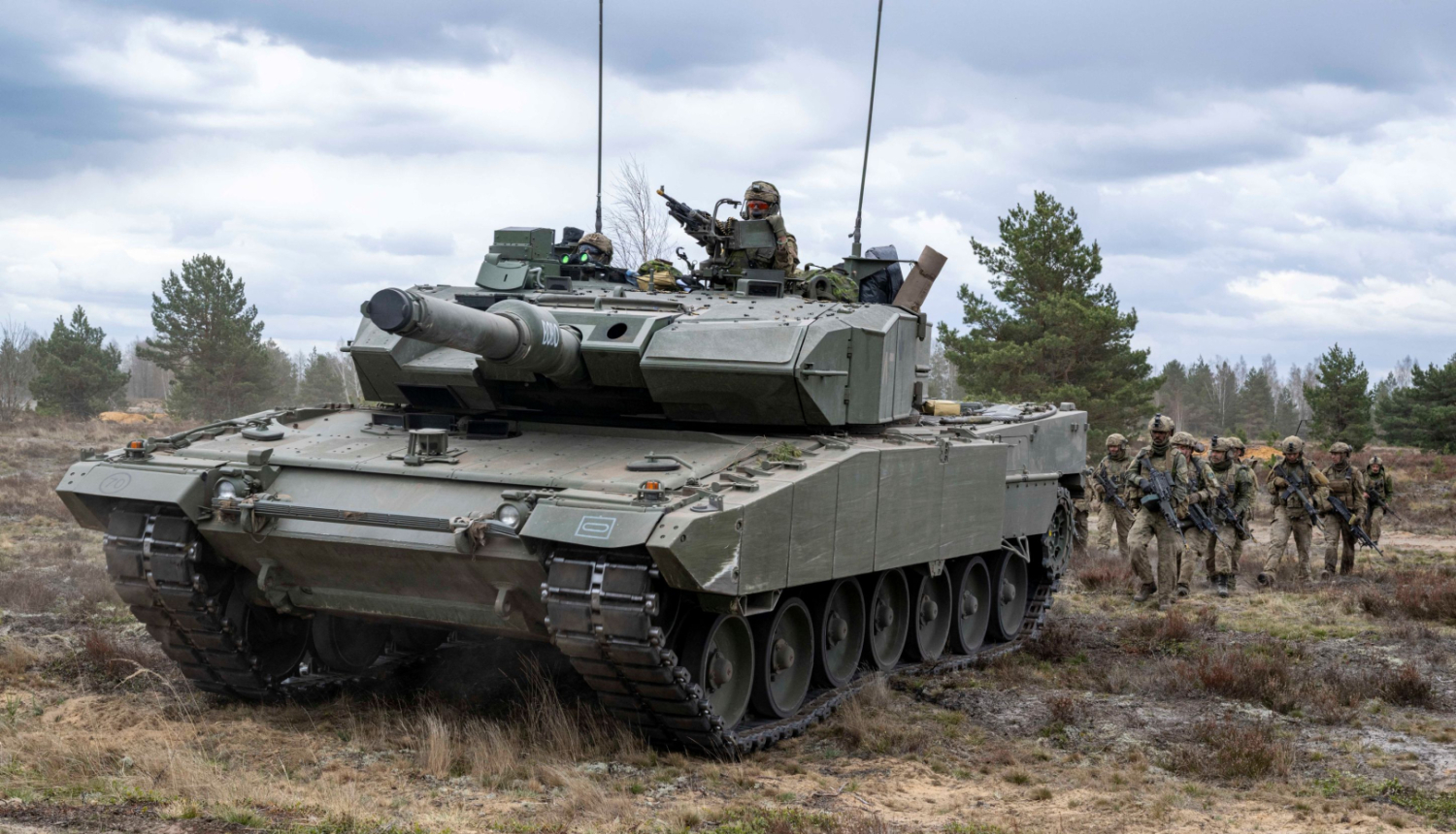 tanks poligonā aiz tā karavīri