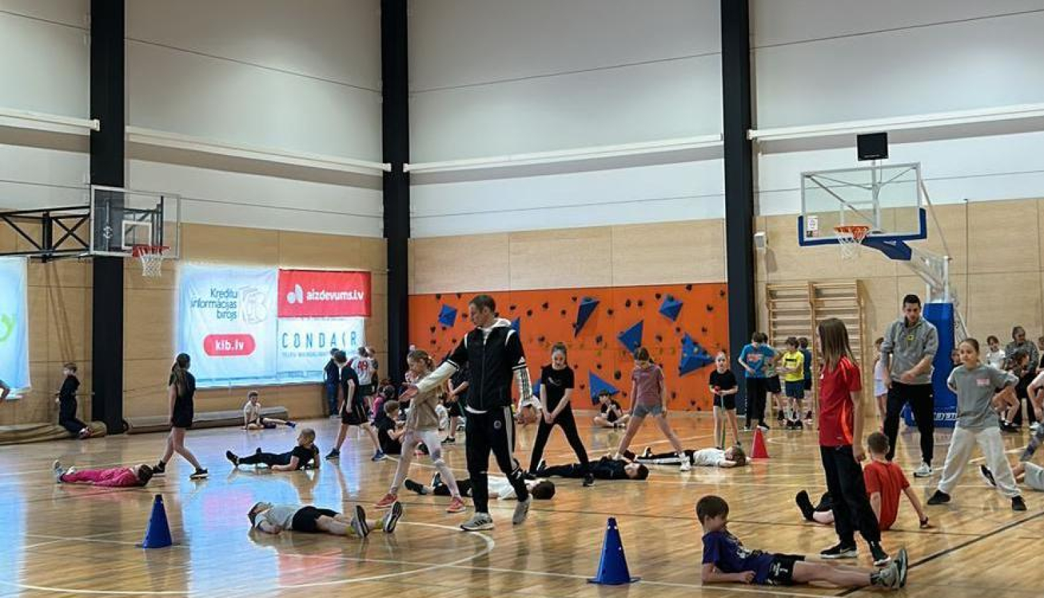 starpskolu stafefes - Ādažu sākumsskolas sporta zāle