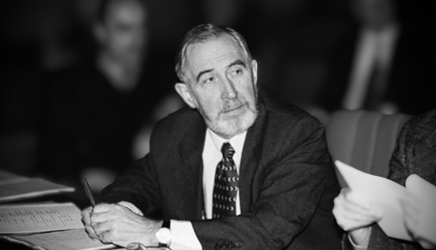 Npvadnieks Oļģerts Pavlovskis piedalās sanāksmē, viņa skatiens vērsts sānis