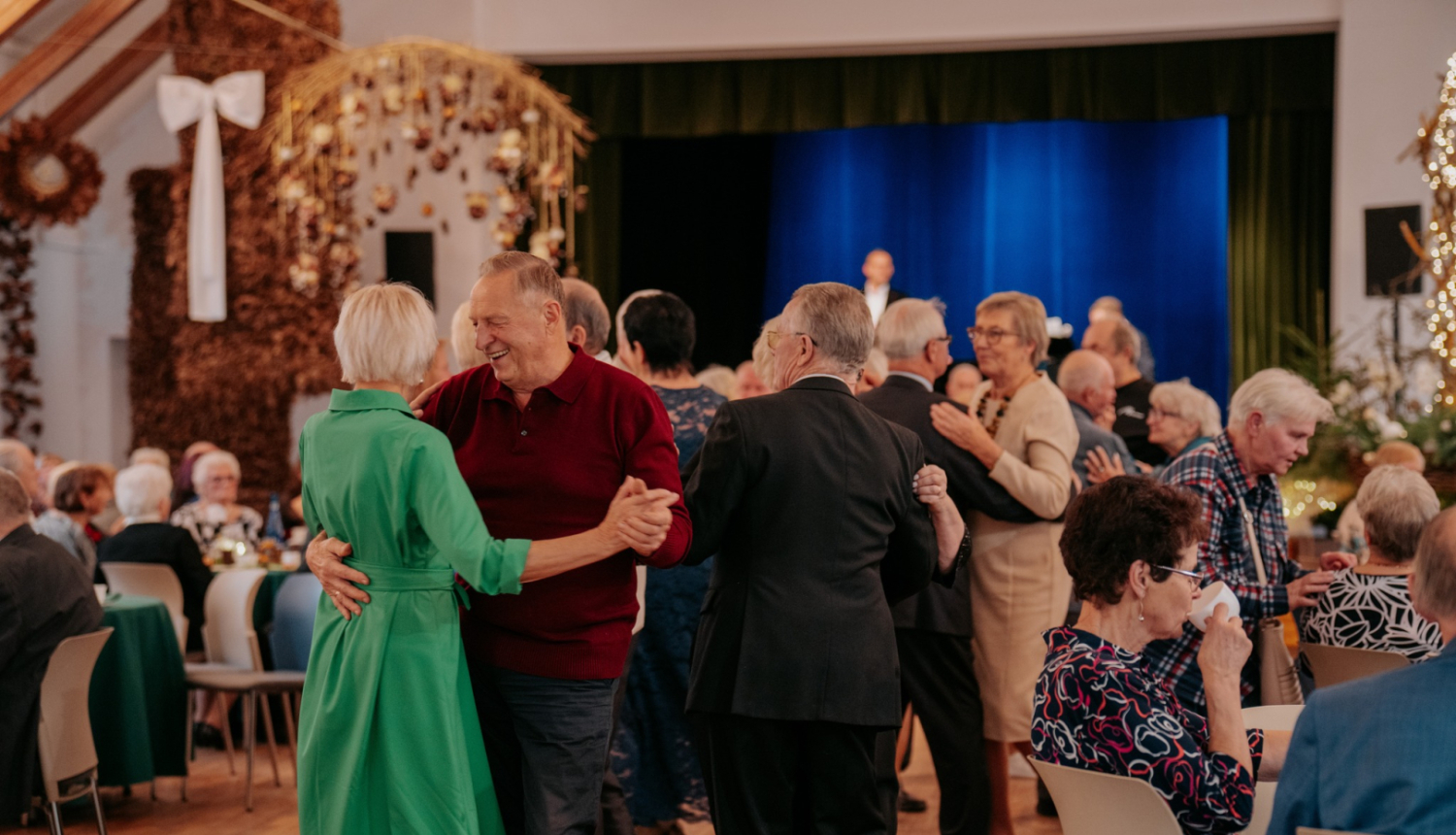 Senioru dejo Ziemassvētku pasākumā