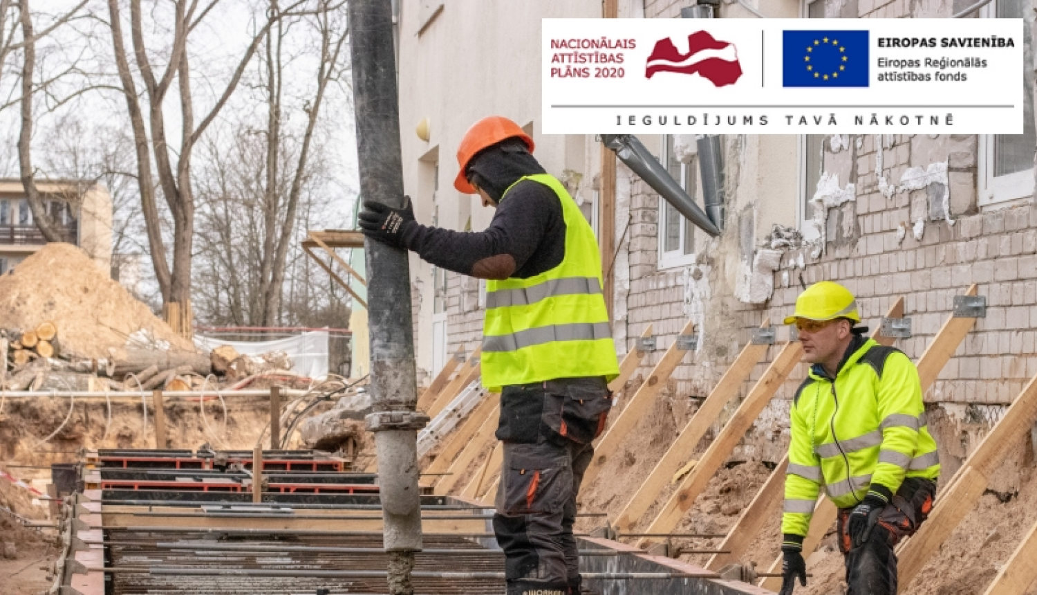 Carnikavas pamatskolas pamatos iemūrē laika kapsulu ar vēstījumu nākamajām paaudzēm