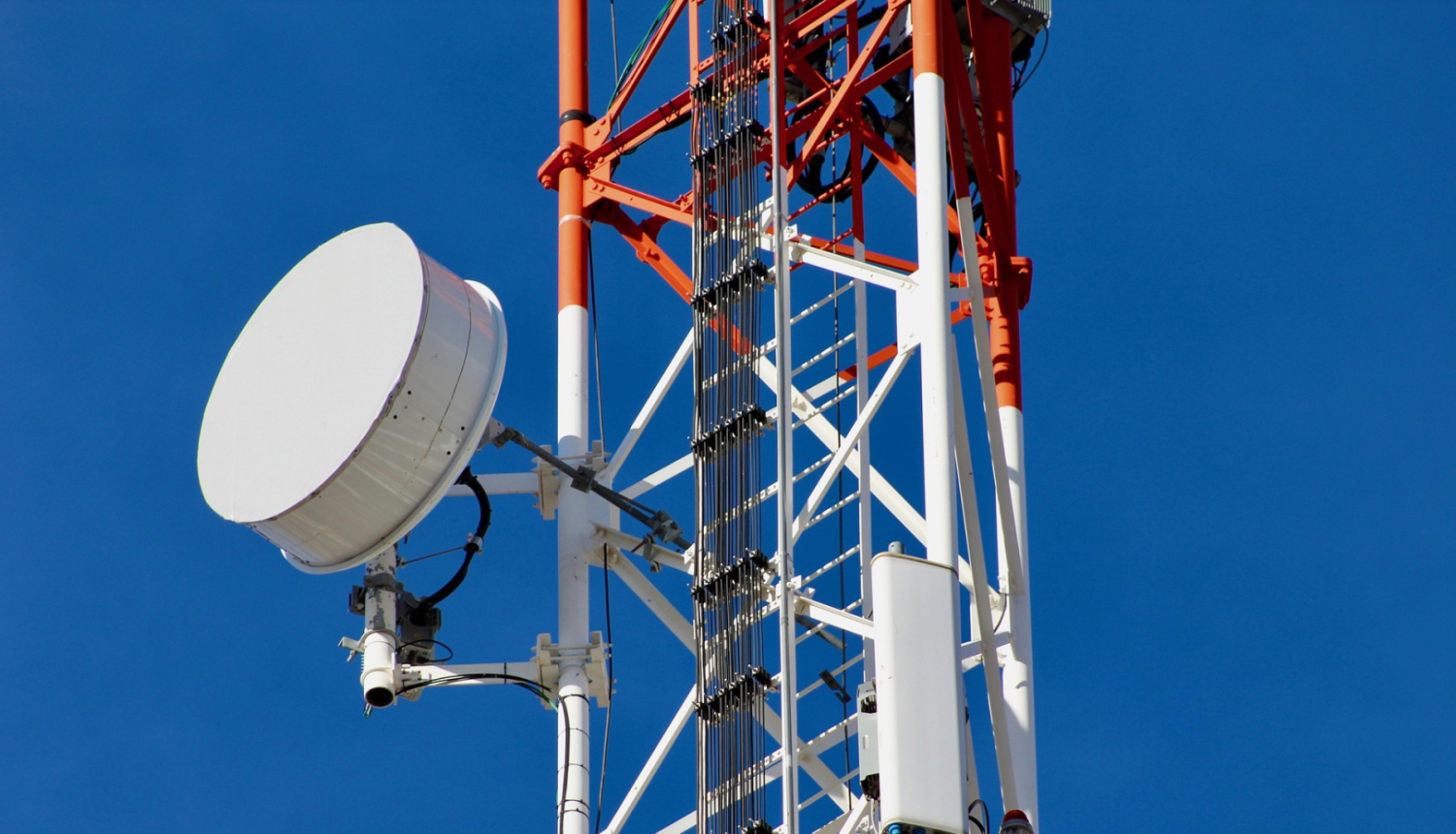 mobilo sakaru tornis, ilustratīvs attēls