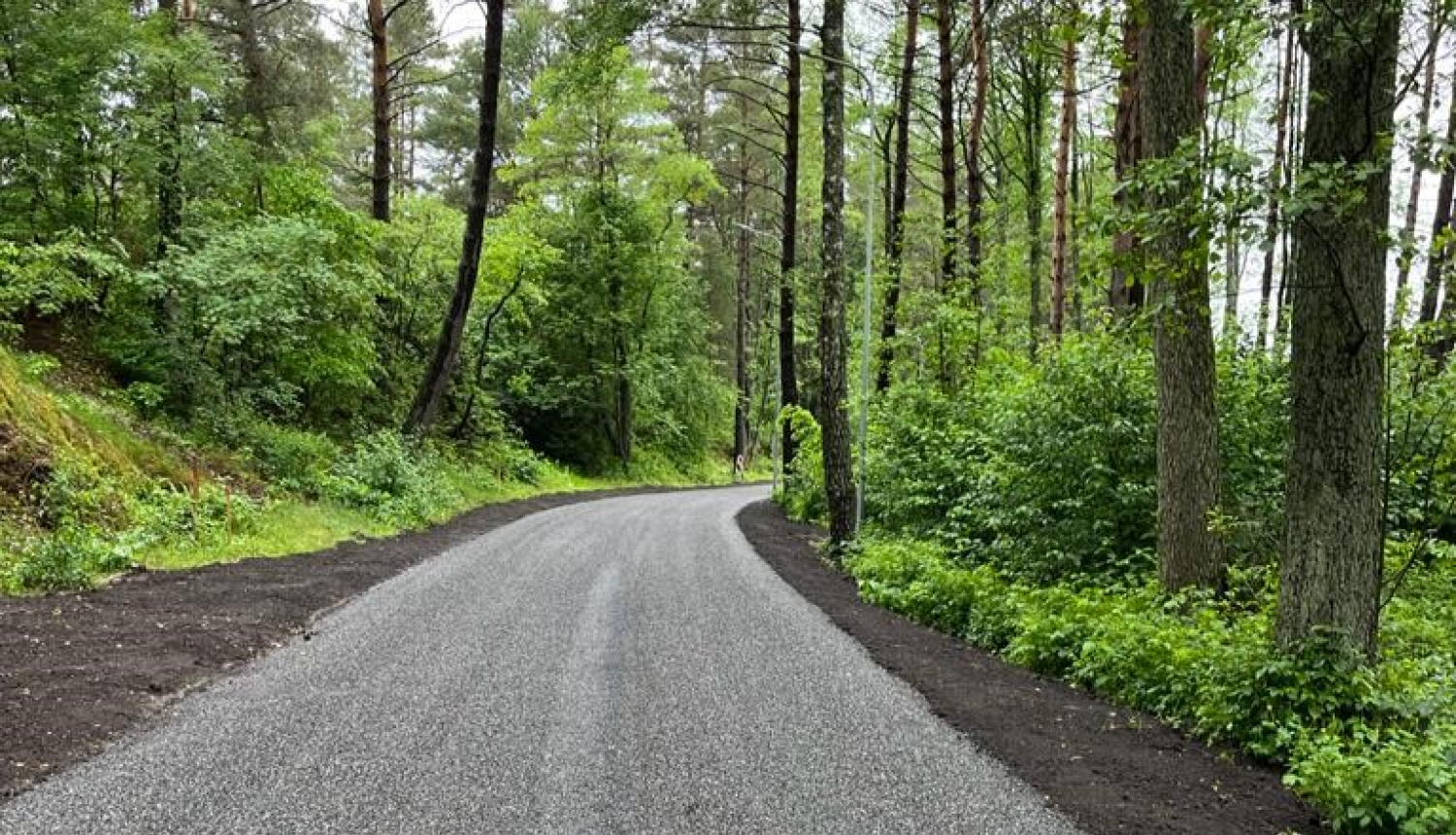 Aizvēju ielā veikta dubultās virsmas apstrāde