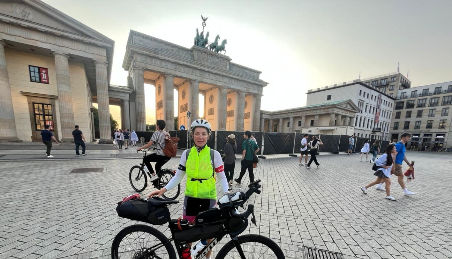 Antra Roga, Berlīne, Brandenburgas vārti