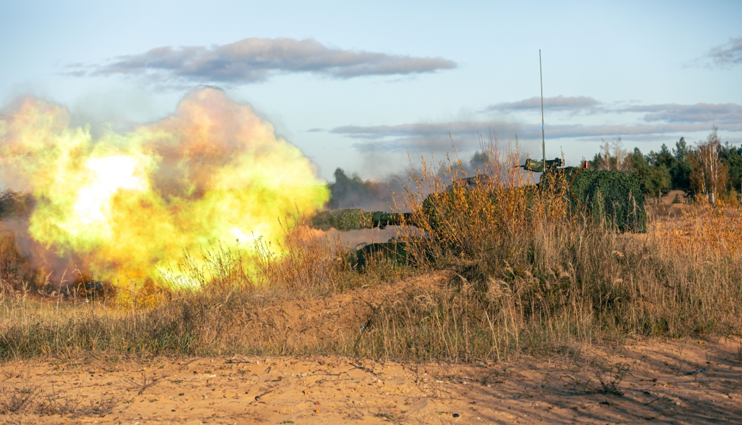 kaujas šaušanas nodarbības ar dažāda veida ieročiem Ādažu poligonā