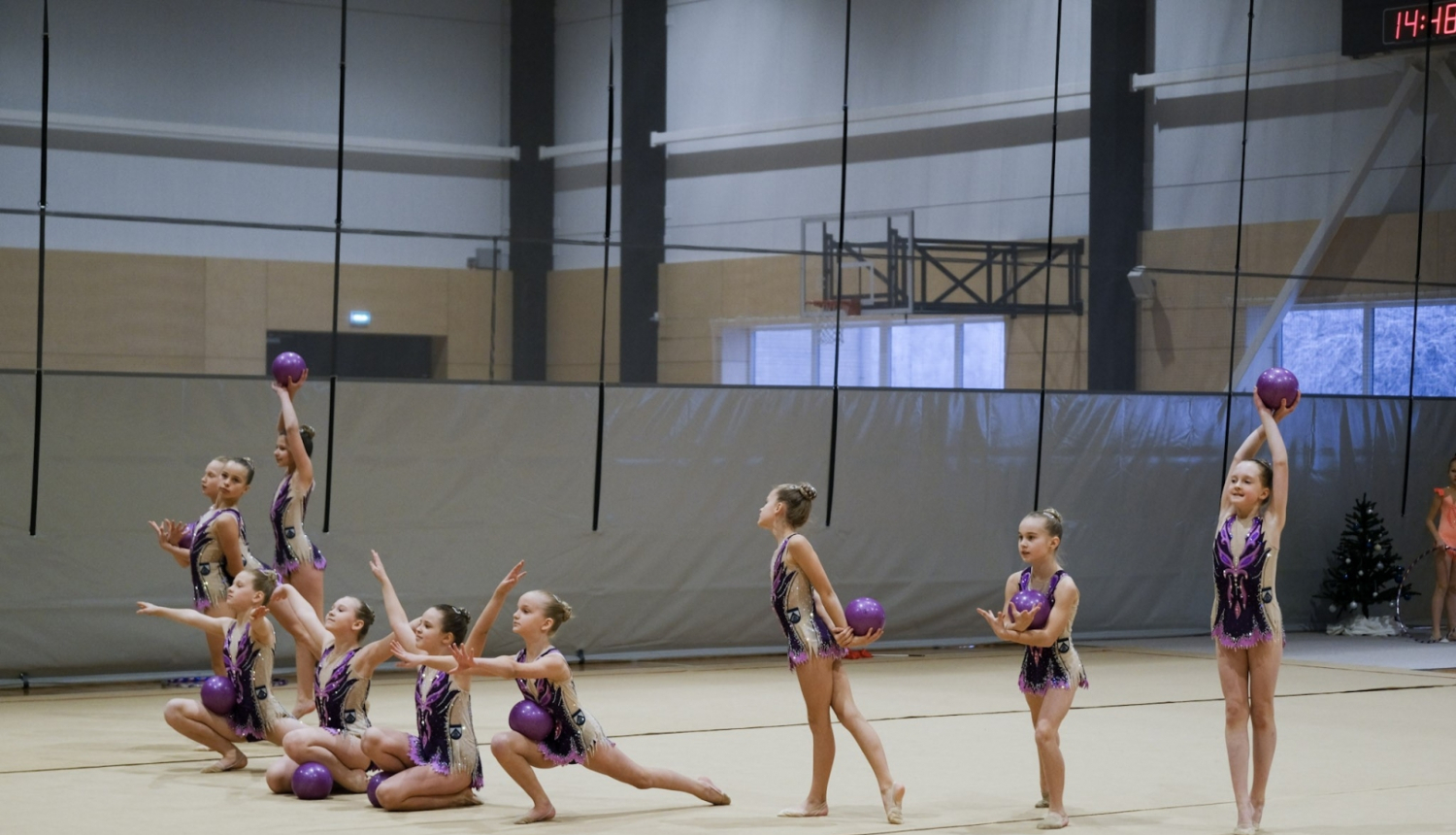 Estētiskās vingrošanas sacensībās “Ādažu sniegpārsliņas” novada komandām divas uzvaras un viena 2.vieta