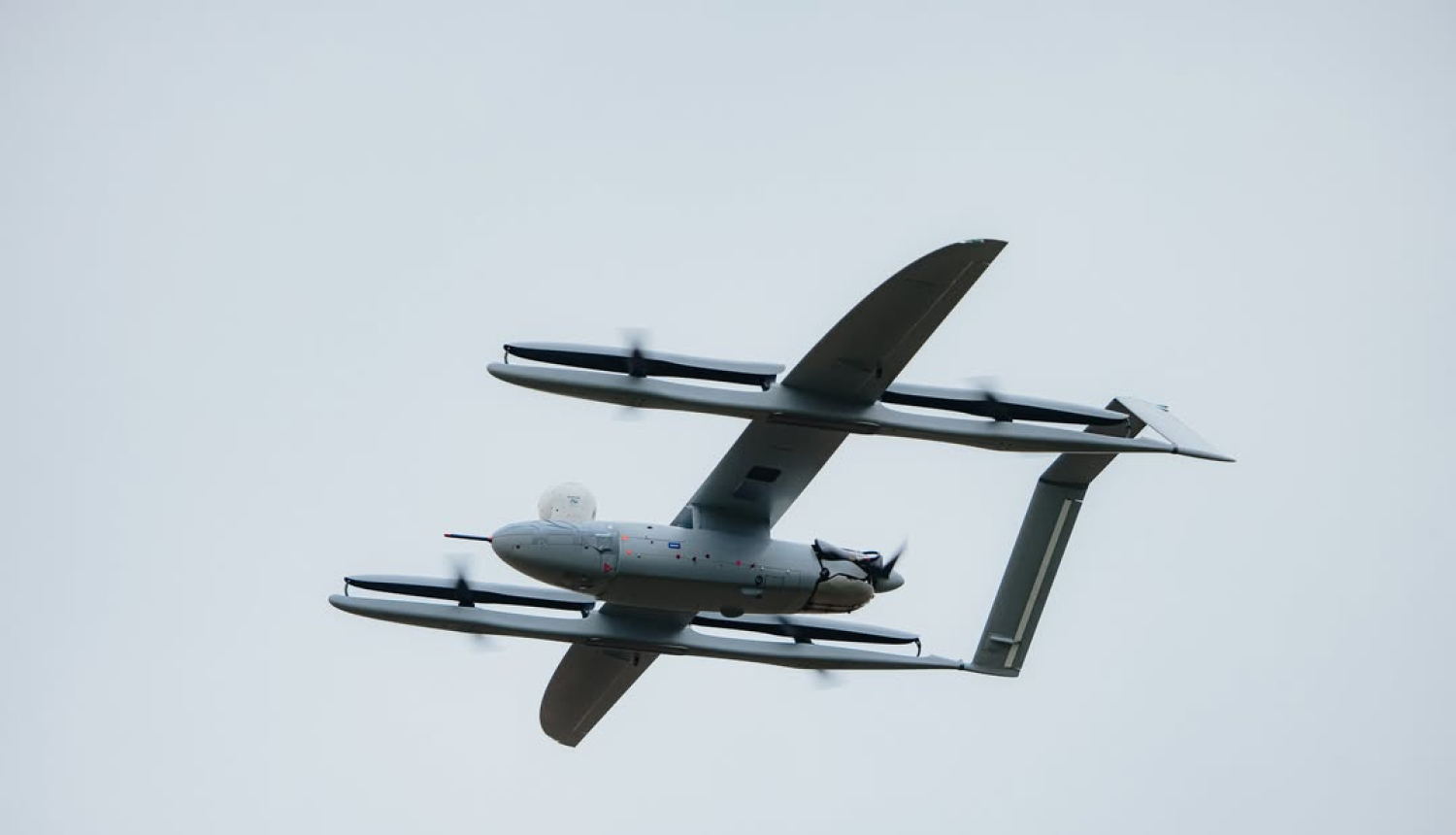 Drons debesīs, militārās mācības, apmākušās debesis