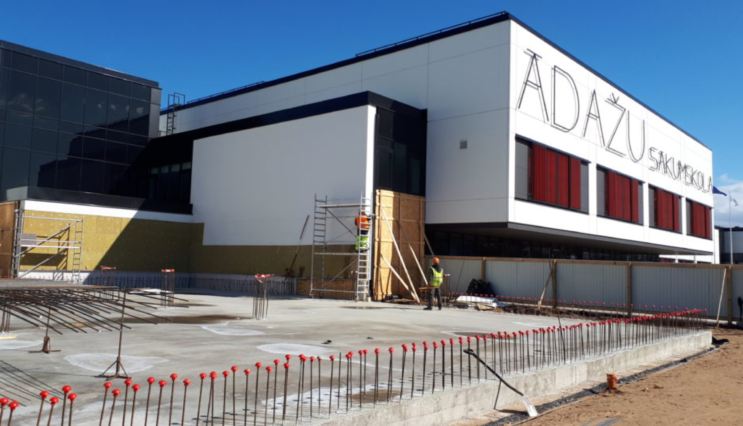 Ādažu sākumskolas 3.kārtai pabeigti zemes darbi un uzsākta 1.stāva izbūve