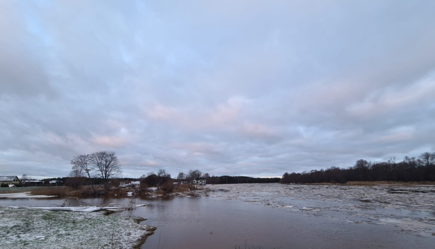 Gaujā pie Carnikavas naktī ūdens līmenis strauji nokrities, situācija stabilizējusies
