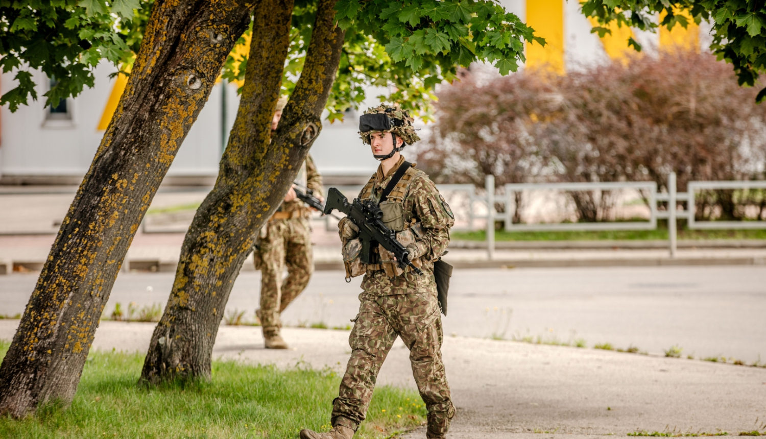 karavīrs pārvietojas pa ielām, ilustratīvs attēls