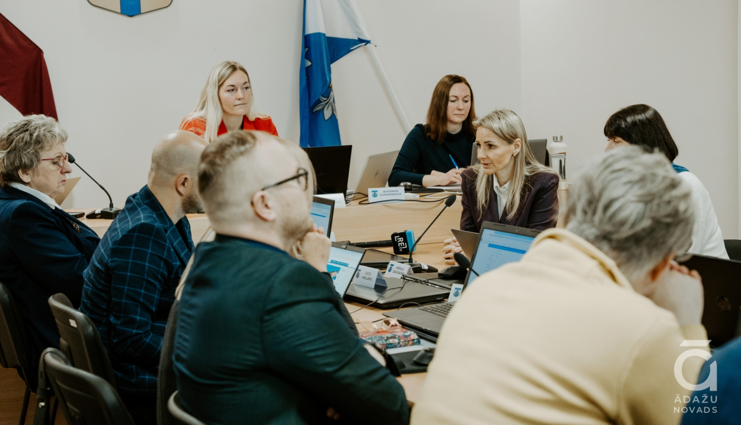 Ādažu novada pašvaldības sēde, Carnikavas pasta nodaļas slēgšanas jautājums, Karīna Miķelsone, Beāte Krauze-Čebotare 