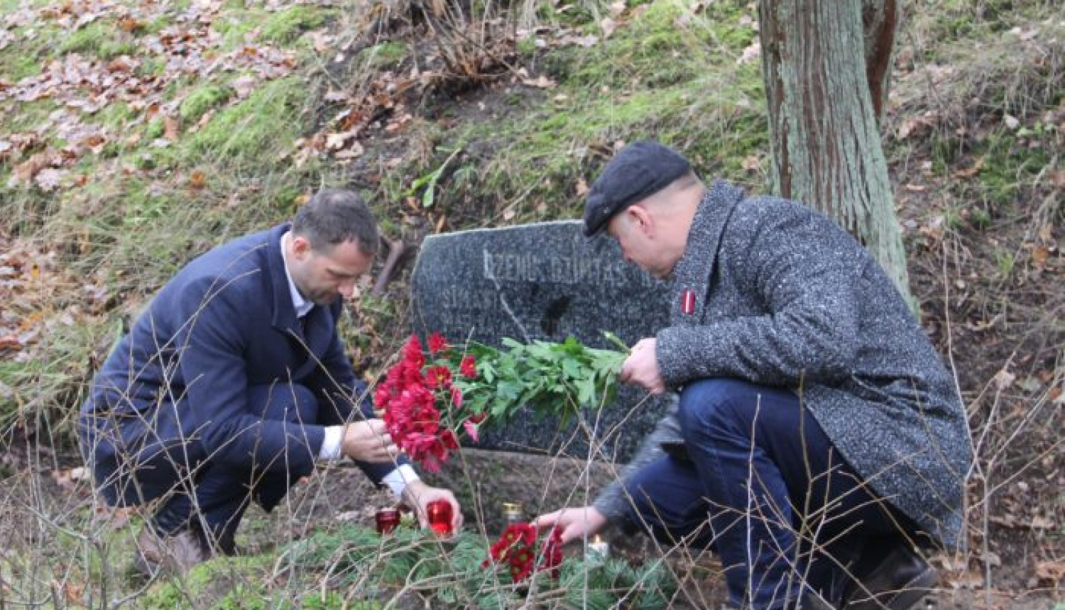 Simboliska svecīšu nolikšana