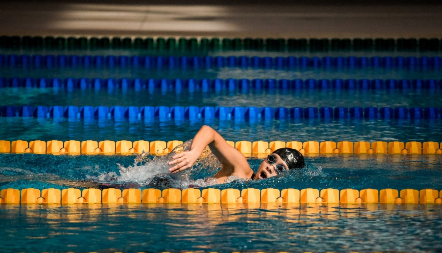 peldētājs peldbaseinā