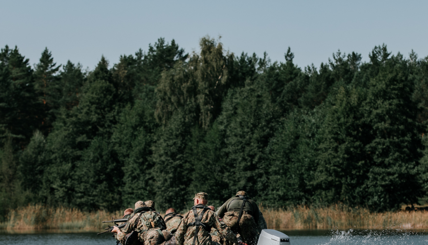 militārās mācības pa upi