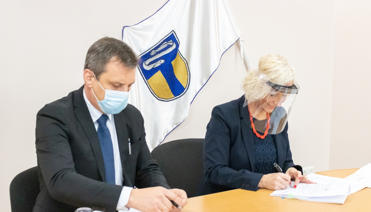 Carnikavas novada dome ar būvniecības firmu SIA “Newcom Construction” parakstīja līgumu par pamatskolas pārbūvi