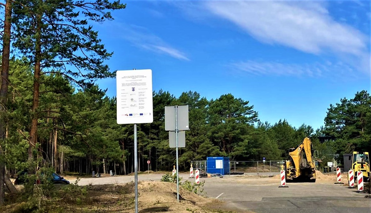 traktori un cita būvniecības tehnika laukumā 