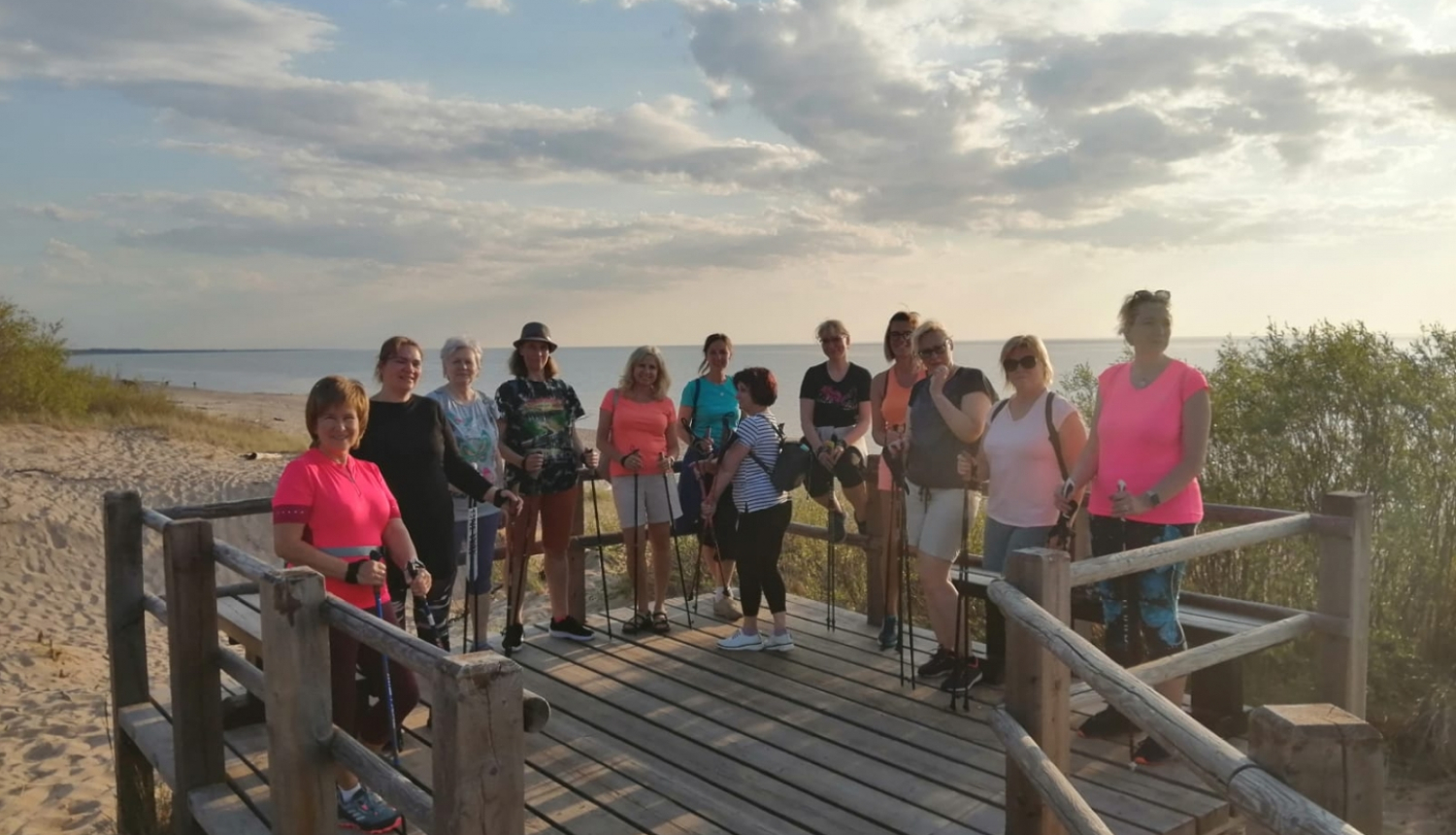 Nūjotāji pludmalē