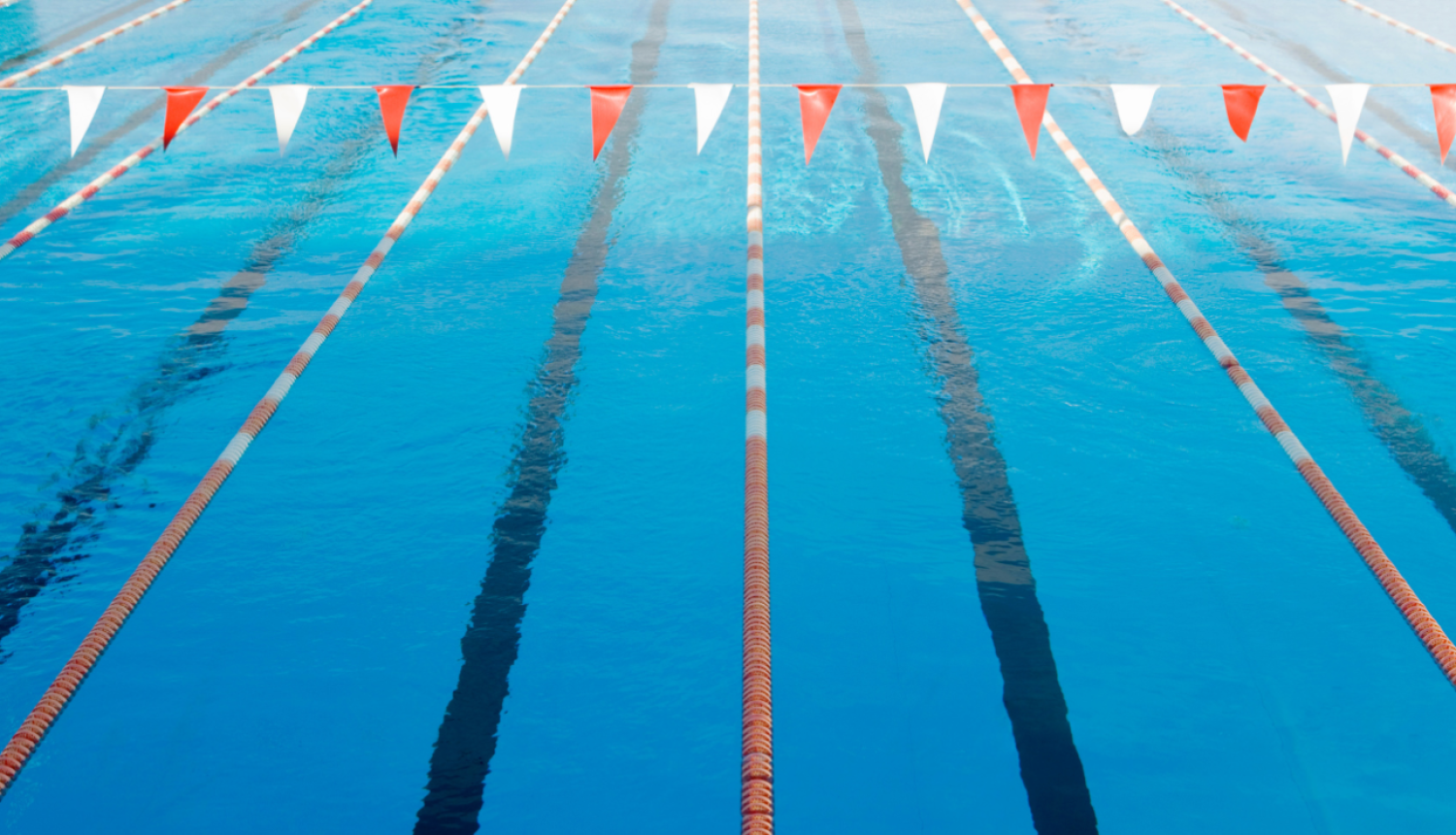 peldbaseins ar starta platformu un peldēšanas celiņiem, un karodziņiem