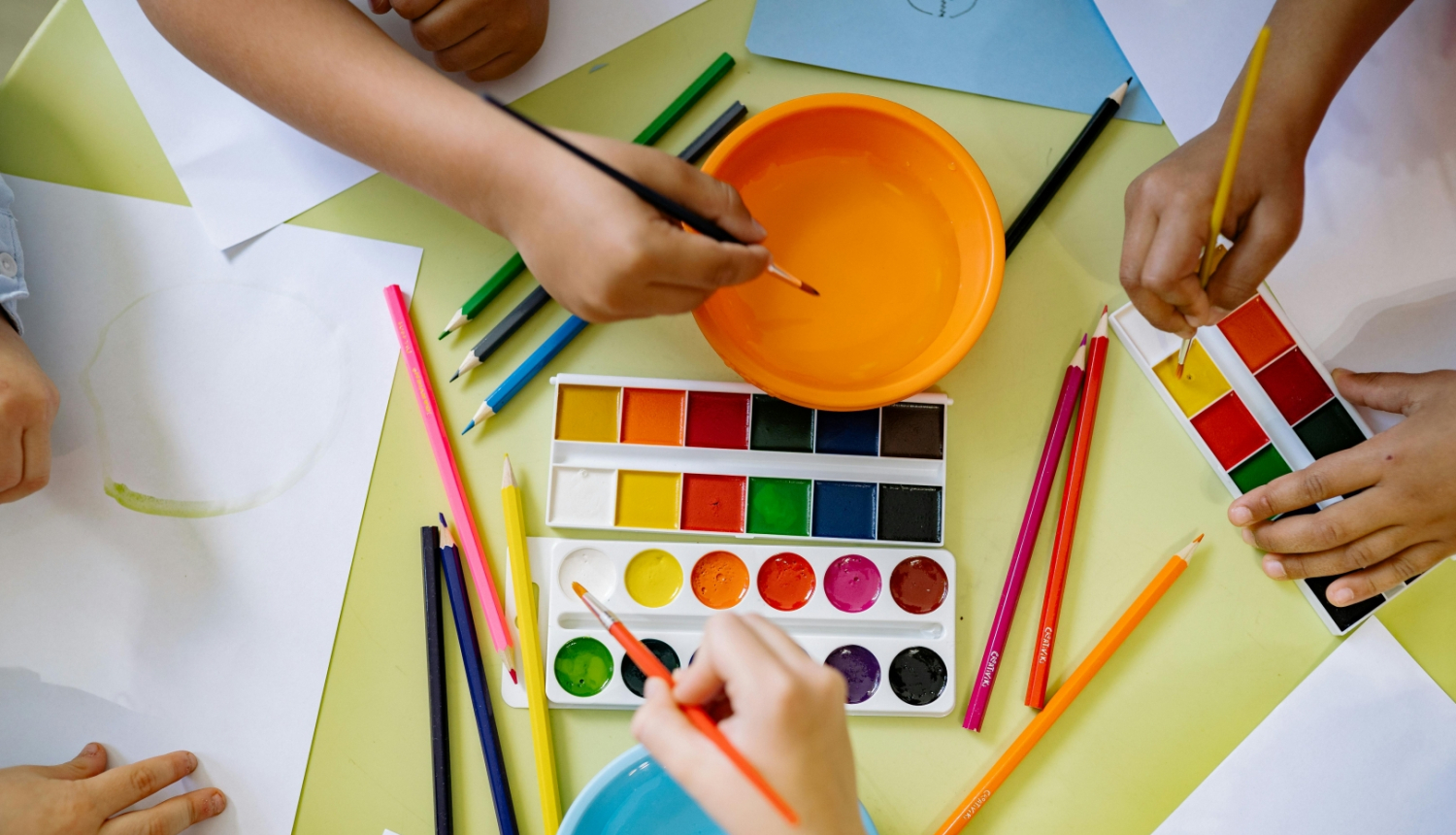 krāsas, zīmuļi, vizuālā māksla